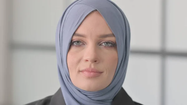 Gros Plan Visage Sérieux Une Femme Affaires Musulmane — Photo
