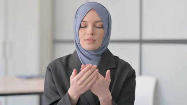 Portrait Une Femme Affaires Musulmane Excitée Célébrant Son Succès — Photo