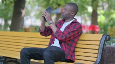 Afrikalı Adam Parasız Boş Cüzdanı Kontrol Ediyor