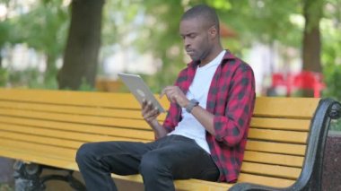Tablette Kaybolan Genç Afrikalı Adam Bir Bençte Otururken Üzülüyor