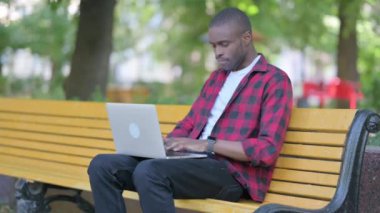 Laptop 'ta çalışan genç bir Afrikalı.