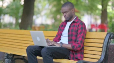 Laptop 'ta Çalışan Genç Afrikalı Adam' dan Başparmak İndirme