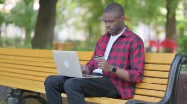 Çevrimiçi Laptop 'ta Heyecanlı Genç Afrikalı Adam Alışverişi
