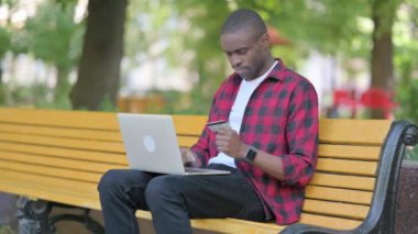 Laptop 'ta Çevrimiçi Ödeme Sorunları Olan Genç Afrikalı Adam