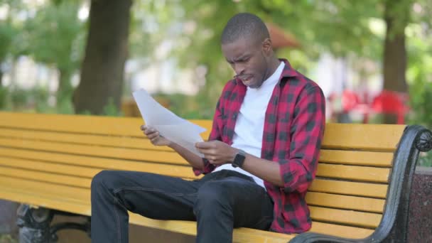 Fiatal Afrikai Férfi Úgy Érzi Ideges Miközben Olvasás Szerződés Szabadban — Stock videók