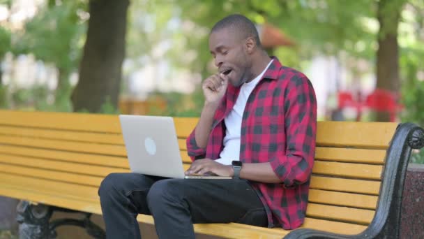 Уставший Молодой Африканский Человек Зевает Время Использования Ноутбука Открытом Воздухе — стоковое видео