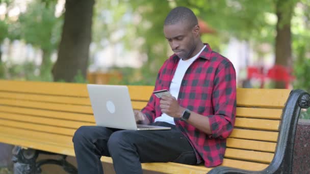 Hombre Joven Africano Que Tiene Problemas Pago Línea Ordenador Portátil — Vídeos de Stock