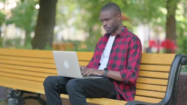 Tos Enfermo Joven Africano Hombre Usando Ordenador Portátil Parque — Vídeos de Stock