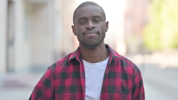 Utomhus Porträtt Ung Afrikansk Man Gör Tecken — Stockvideo