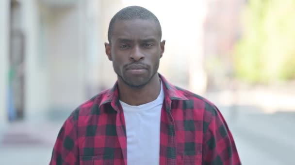 Utomhus Porträtt Missnöjda Unga Afrikanska Mannen Tar Tid Behöver Paus — Stockvideo