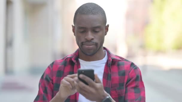 スマートフォンアウトドアを使用するアフリカ系アメリカ人男性 — ストック動画