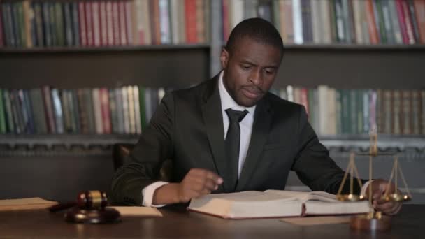 Africano Masculino Advogado Reading Livro Direito Escritório — Vídeo de Stock