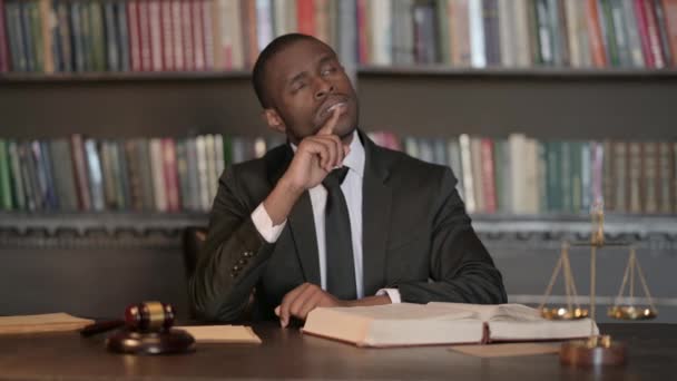 Brainstorming African Abogado Masculino Sentado Oficina — Vídeos de Stock