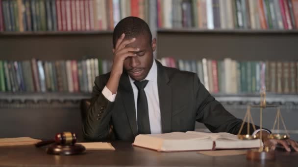 Angespannter Afrikanischer Anwalt Mit Kopfschmerzen Amt — Stockvideo