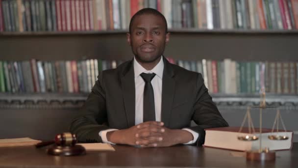 Súlyos Afrikai Férfi Ügyvéd Hivatalban — Stock videók