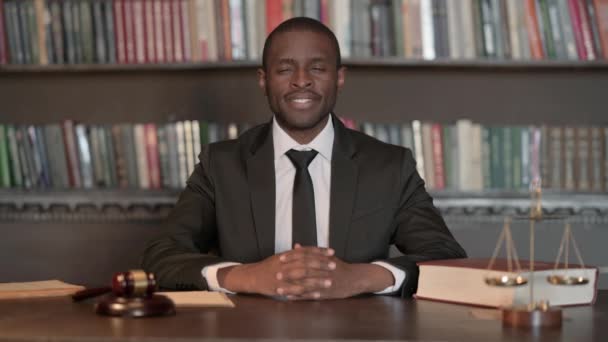 Χαμογελώντας Αφρικανός Δικηγόρος Κοιτάζοντας Κάμερα — Αρχείο Βίντεο