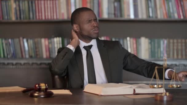 Trött Afrikansk Man Advokat Med Nacksmärtor Ämbetet — Stockvideo