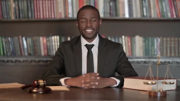 Africano Masculino Advogado Fazendo Polegares Escritório — Vídeo de Stock