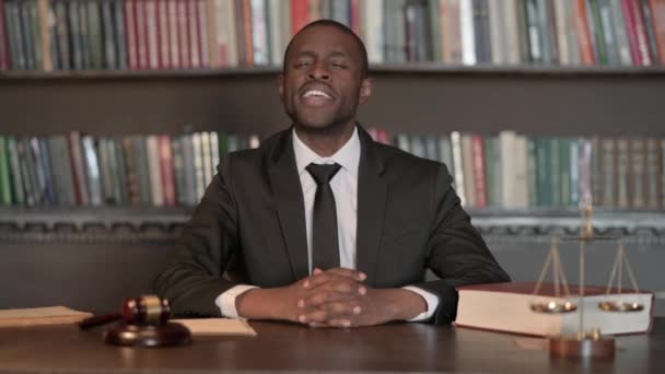 Afrikaanse Mannelijke Advocaat Schuddende Hoofd Acceptatie — Stockvideo