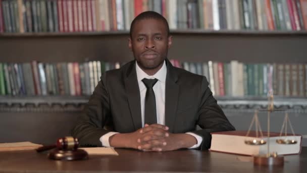 Afrikaanse Mannelijke Advocaat Ontkenning Kijken Naar Camera — Stockvideo