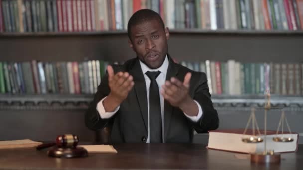 Africano Masculino Advogado Convidando Novas Pessoas Escritório — Vídeo de Stock