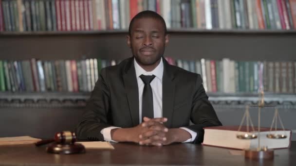 オフィスのアフリカ人男性弁護士による私ジェスチャーに電話してください — ストック動画