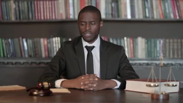 Juez Africano Pronuncia Sentencia Golpear Gavel — Vídeos de Stock