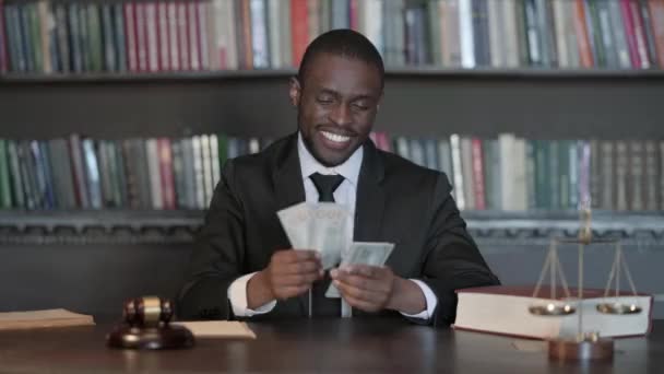 ハッピーアフリカの男性弁護士 オフィスでお金を数える — ストック動画