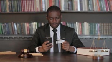 Üzgün Afrikalı Erkek Avukat Ofiste Telefonda Tartışıyor