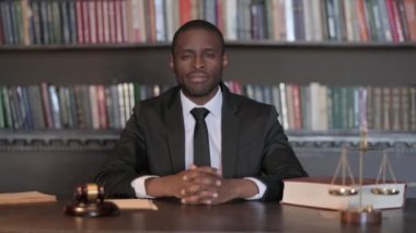 Afrikalı Erkek Avukat Reddetti Kameraya Bakıyor