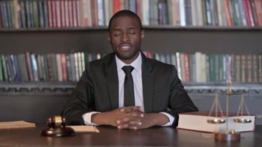 Afrikalı Erkek Avukat Sırrı Korumak İstiyor