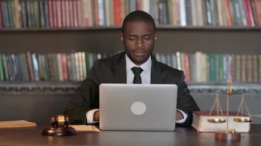 Heyecanlı Afrikalı Erkek Avukat Dizüstü bilgisayarda Başarı Kutlaması