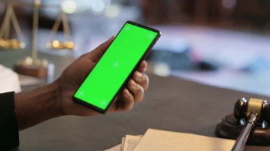 Yargıcın mahkemede Yeşil Ekranlı Telefonu kullanmasını kapat