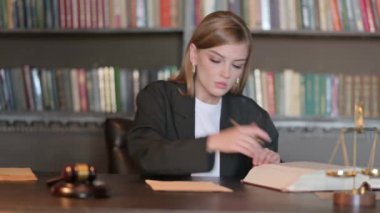 Heyecanlı Genç Bayan Avukat Mahkemede Hukuk Kitabı Okuyor