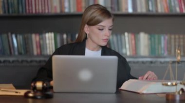 Yasal Belgeler ve Laptop Üzerinde Çalışan Genç Bayan Avukat