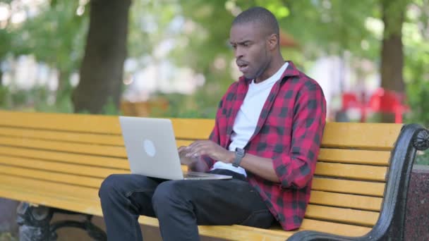 Молодой Африканский Человек Шокирован Потерей Ноутбука Открытом Воздухе — стоковое видео