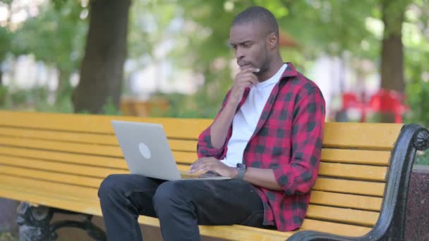 Giovane Uomo Africano Pensare Lavorare Sul Computer Portatile All Aperto — Video Stock