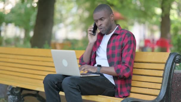 Fiatal Afrikai Férfi Beszél Telefonon Munkahelyen — Stock videók