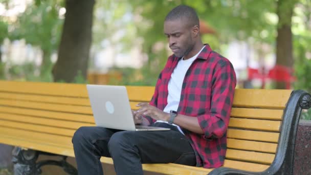 Fiatal Afrikai Férfi Nyaki Fájdalommal Laptop Szabadtéri Munka — Stock videók