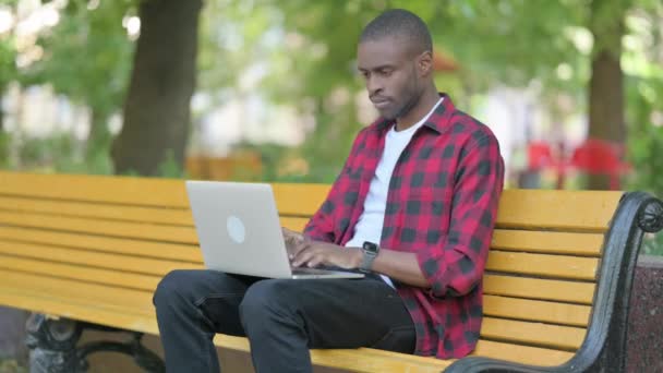 Mladý Afričan Odchod Uzavření Notebook Venkovní — Stock video