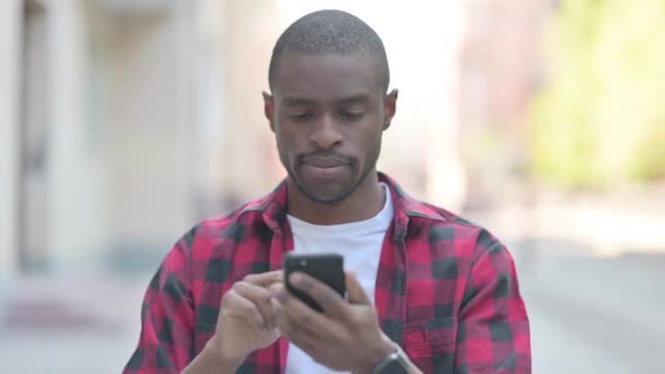 Hombre Afroamericano Usando Smartphone Aire Libre — Vídeos de Stock