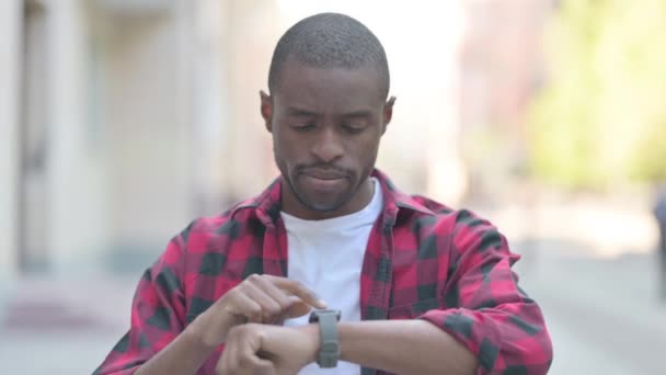 Afroamerikaner Benutzt Smartwatch Freien — Stockvideo