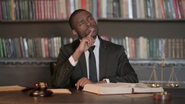 Burza Mózgów African Mężczyzna Prawnik Siedzi Biurze — Wideo stockowe