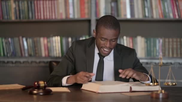 Emocionado Africano Masculino Advogado Lendo Livro Direito Exercício Perante Tribunal — Vídeo de Stock
