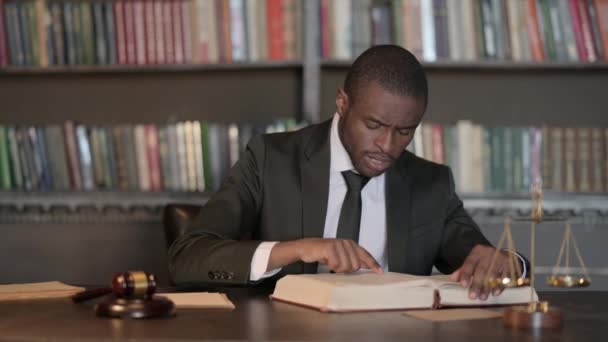 Sconvolto African Male Avvocato Leggere Law Book Office — Video Stock