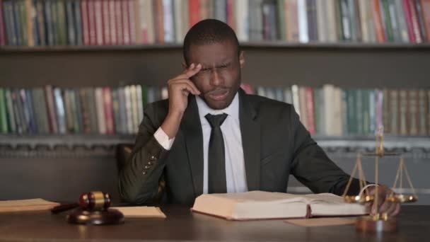 Afrikanischer Anwalt Hat Kopfschmerzen Bei Der Arbeit — Stockvideo