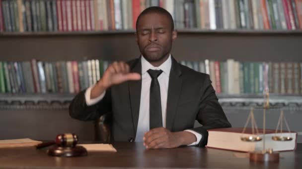 アフリカの男性弁護士がオフィスで親指を下げる — ストック動画