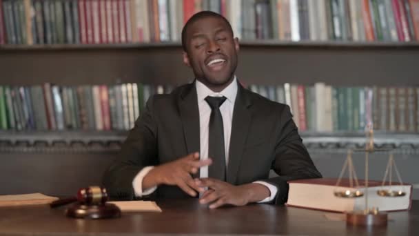 Afrikai Férfi Ügyvéd Integető Kéz Hogy Köszönjön Irodában — Stock videók