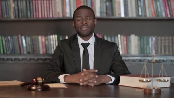 Возбужденный Африканский Адвокат Хлопает Ладоши Команде Офисе — стоковое видео