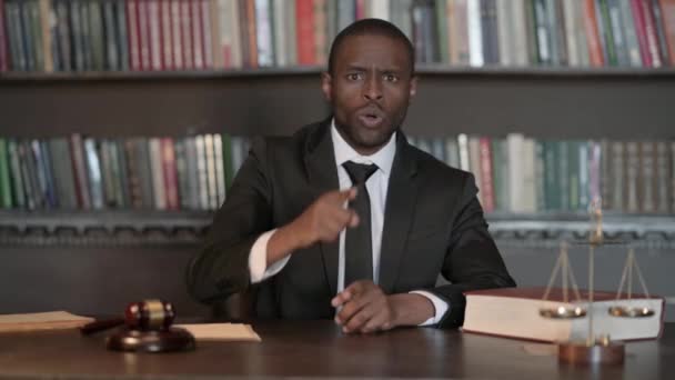 Advogado Masculino Africano Perturbado Discutindo Durante Bate Papo Por Vídeo — Vídeo de Stock